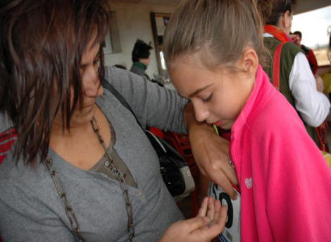 Jacinta pone el dorsal a Clara