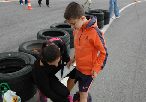 Marta preparando a Nicolás para la carrera