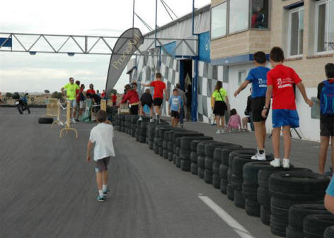 Jugando con las ruedas antes de la carrera