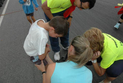 Susana atendiendo a Rodrigo que se cayó y no pudo correr