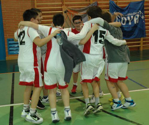 Los chicos celebrando la victoria ante Basket 34