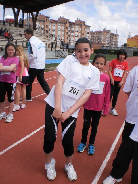 Lucía bromeando antes de correr los 60 metros lisos