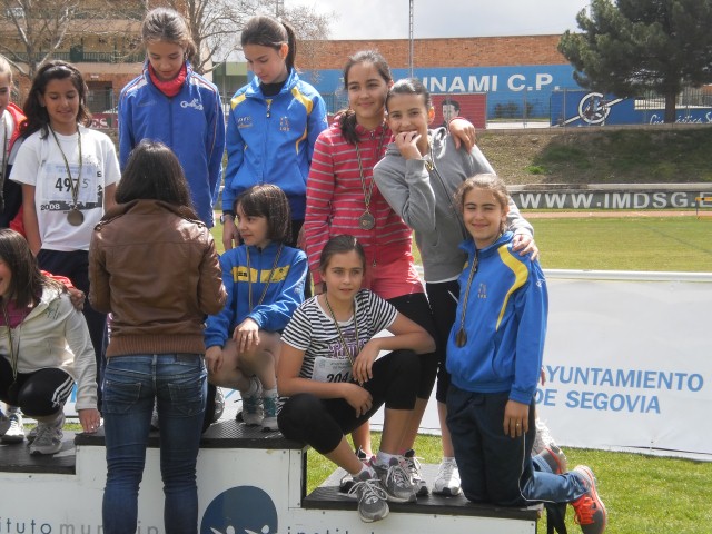 Las cuatro amigas se suben al pódium a por su medalla de terceras en relevos