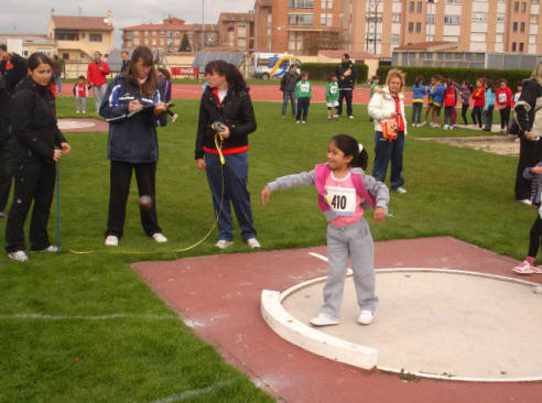 Yadhira lanzando peso