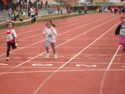 Clara llegando en los 60 mteros lisos