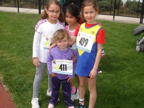 El equipo de relevos, con la pequeña Míriam, preparado para la prueba