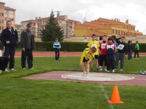 Álvaro López lanzando peso