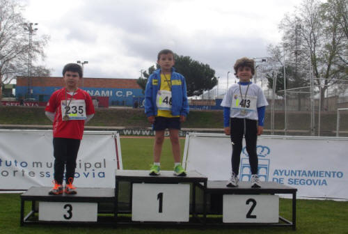 Miguel recibe la medalla de segundo en el 1000