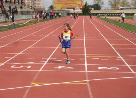 Lydia acabando el relevo prebenjamín