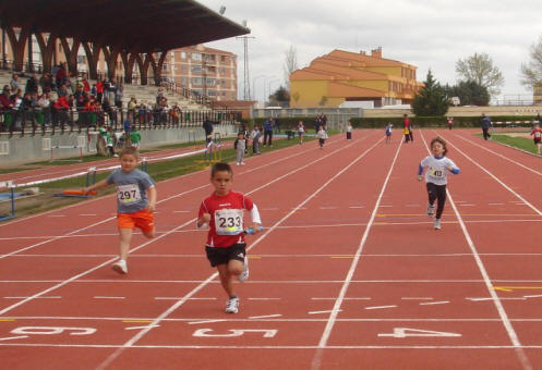 Miguel en el spring final del relevo prebenjamín