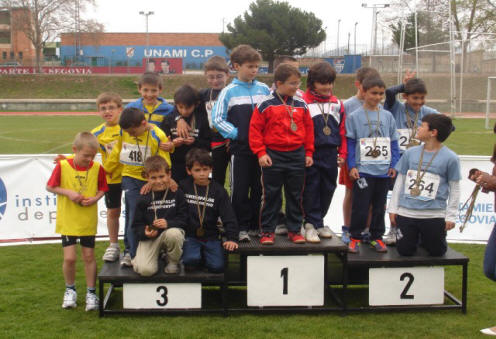 Los benjamines reciben medallas de terceros ex aequo en relevo