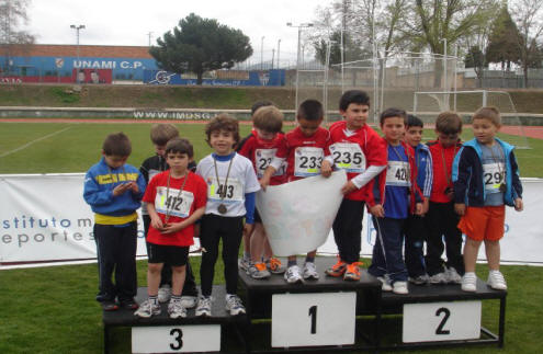 Los prebenjamines reciben medallas de terceros en el relevo