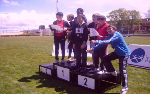 Los chicos recibiendo su diploma y medallas de segundos clasificados por equipos