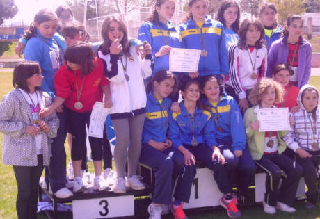 Las chicas recibiendo sus premios de terceras clasificadas por equipos