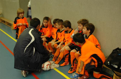 Escuchando al entrenador, el veterano José Luis Arcones