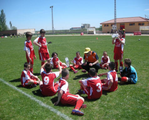 Octavio dando instrucciones a los alevines