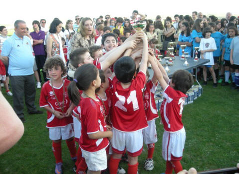 Recibiendo la copa de campeones