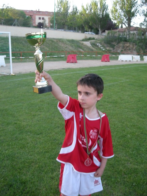 Nicolás levantando la copa de campeones