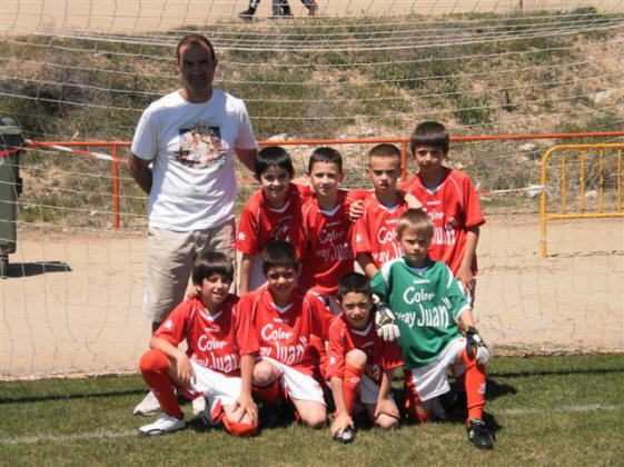 Equipo Prebenjamín con Jorge Gómez, su entrenador