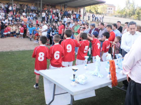 Equipo Prebenjamín recibiendo el trofeo como segundo clasificado