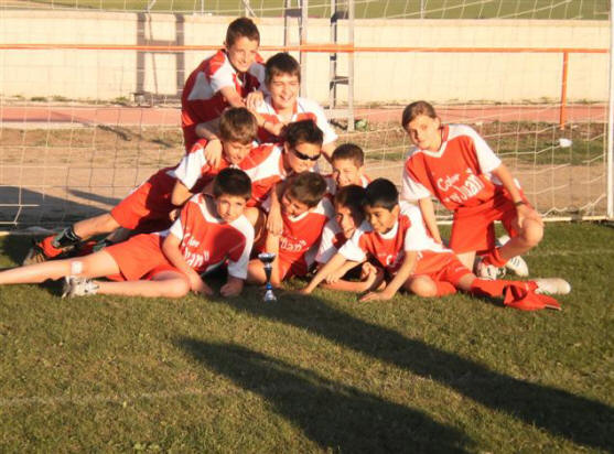 Los alevines con el trofeo de tercer clasificado