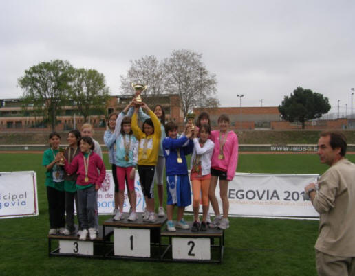 Las chicas con su trofeo