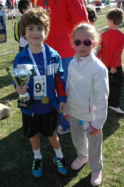 Miguel con Clara y sus trofeos