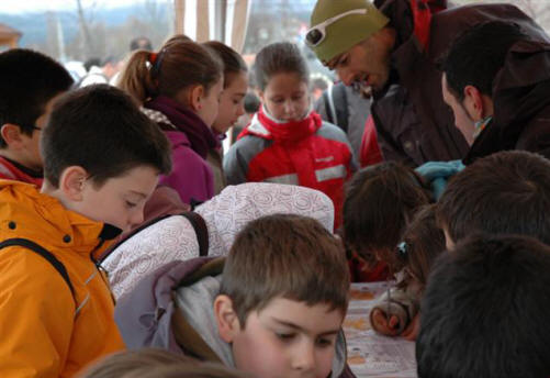 Todos preparando los mapas para empezar la prueba