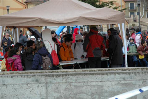 Debajo de la carpa en un día lluvioso