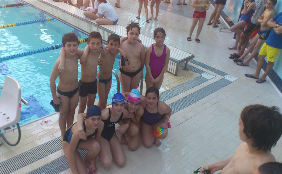 Los nueve nadadores del Fray Juan en la final de Natación Escolar 2013