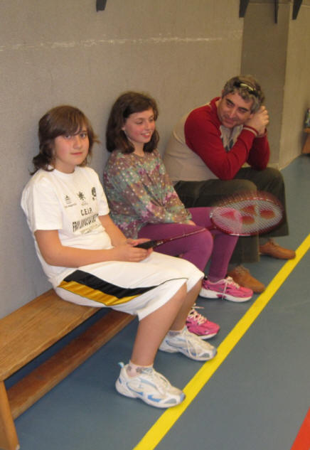 Elena y Lilian reciben instrucciones de Julio, un gran amante de este deporte