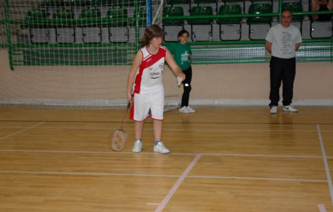 Elena sacando