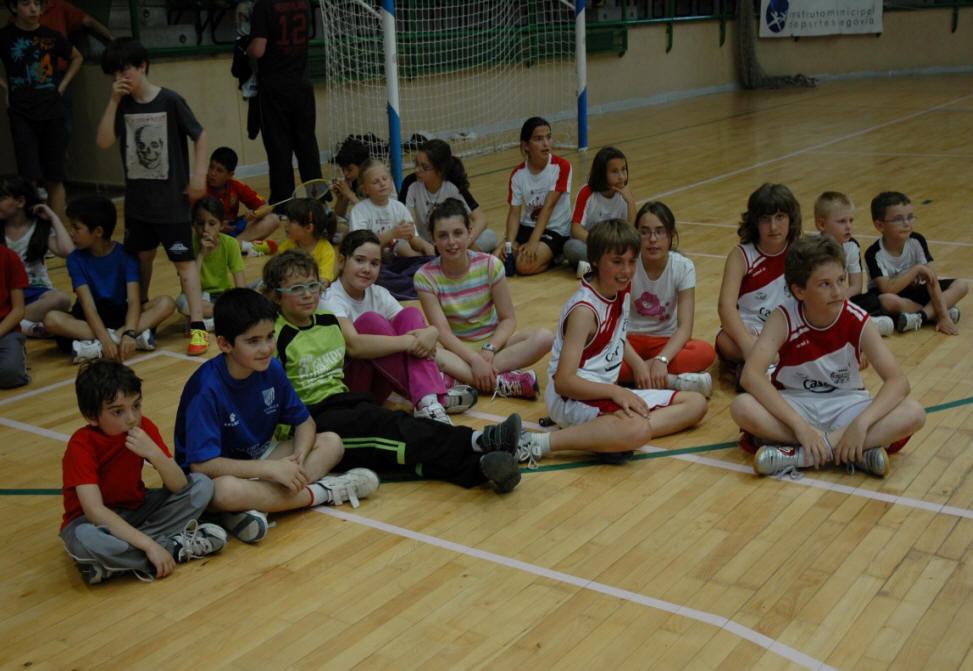 Todos los de tenis de mesa y bádminton esperando la entrega de trofeos