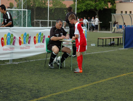 Samuel en funciones de capitán, ante el árbitro Sr. Marugán